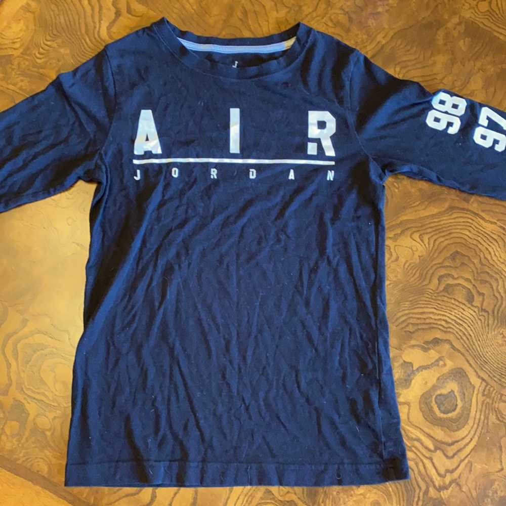 AIR JORDAN BOYS SZ MEDIUM LONG SLEEVE BLACK SHIRT
